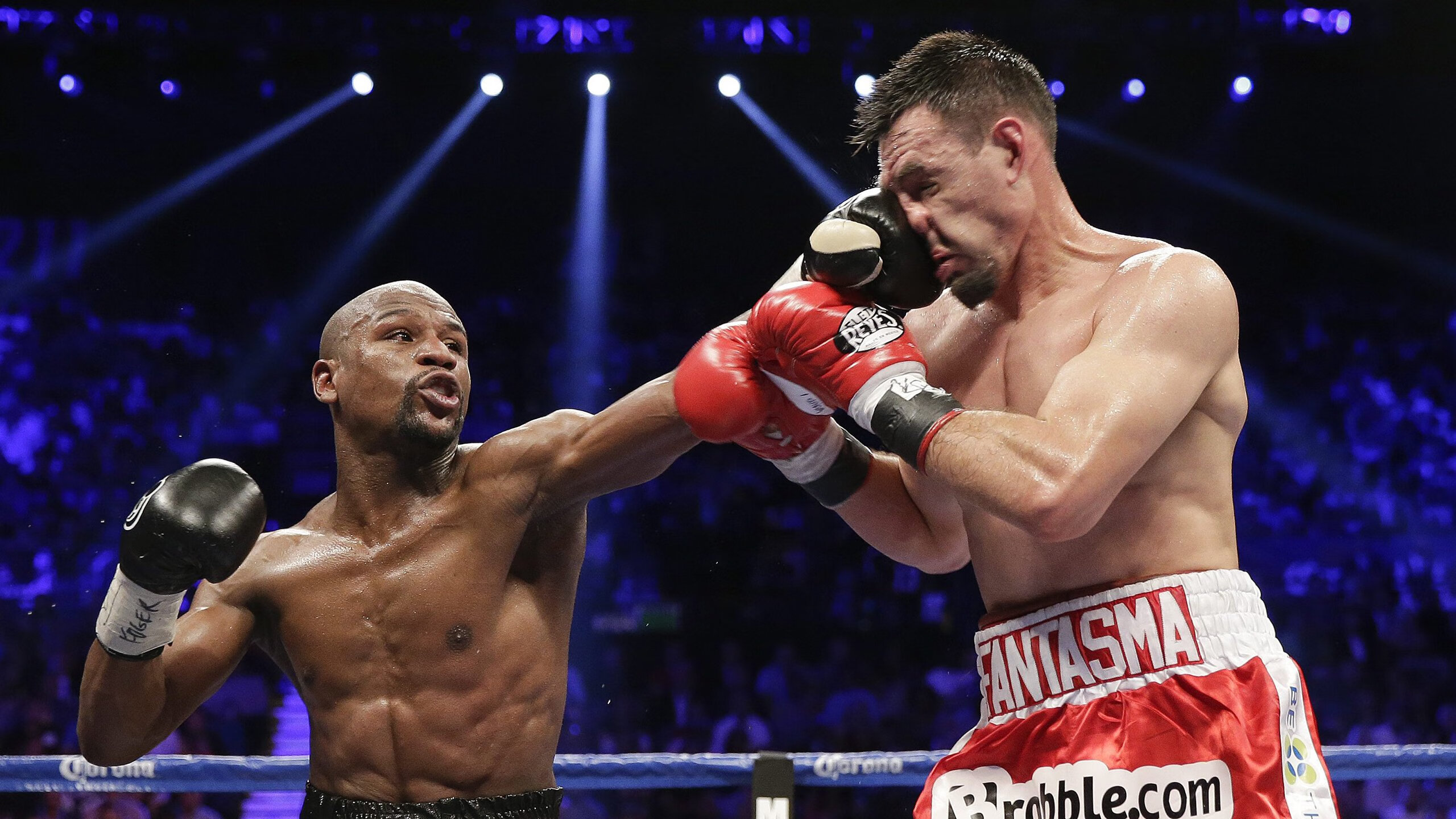 球队在全球杯篮球赛上取得突破性的胜利